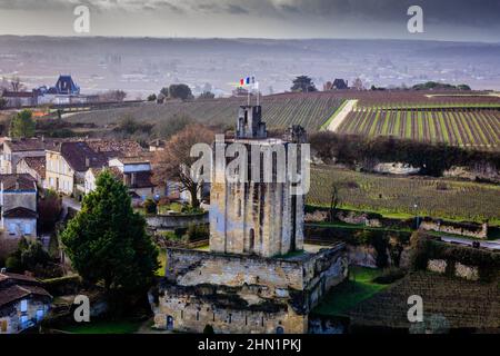 Château de Saint Emilion, village médiéval de Bordeaux, entouré de vignes. Banque D'Images