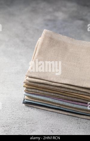 Un tas de quatre plié mat-couleur écologique linge naturel sur un fond rustique, bannière Banque D'Images