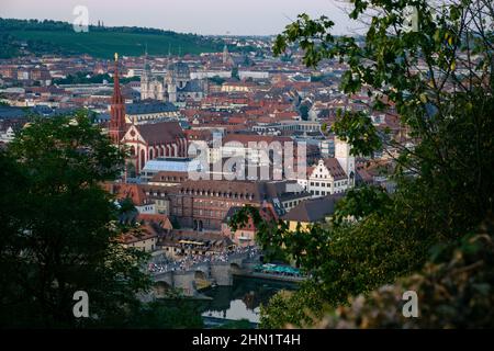 Coucher de soleil sur la rivière Main et les rues de Würzburg en Allemagne. Banque D'Images