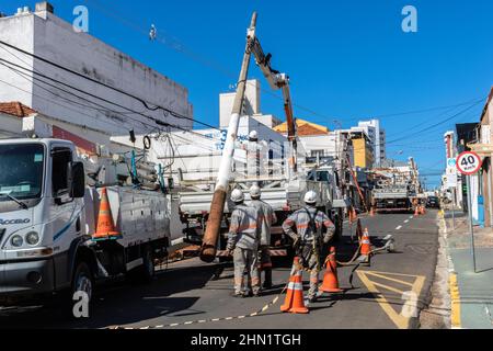 Marília, São Paulo, Brésil, 26 mai 2019 les travailleurs changent de poteau et maintiennent le réseau électrique dans une rue du centre-ville de Marília. Banque D'Images