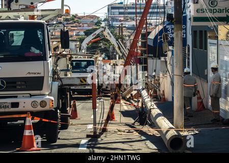 Marília, São Paulo, Brésil, 26 mai 2019 les travailleurs changent de poteau et maintiennent le réseau électrique dans une rue du centre-ville de Marília. Banque D'Images