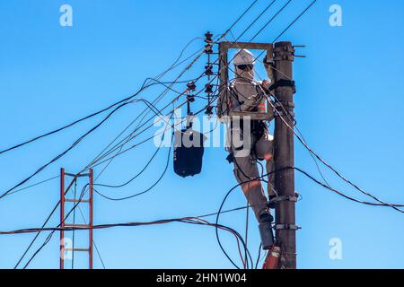 Marília, São Paulo, Brésil, 26 mai 2019 les travailleurs changent de poteau et maintiennent le réseau électrique dans une rue du centre-ville de Marília. Banque D'Images