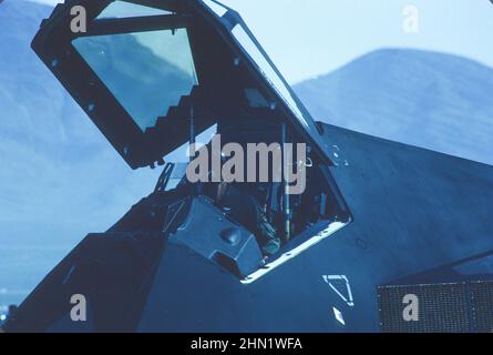 Pilote dans le poste de pilotage du F-117A Stealth Fighter, premier lancement public du jet, base aérienne de Nellis, Nevada. Banque D'Images