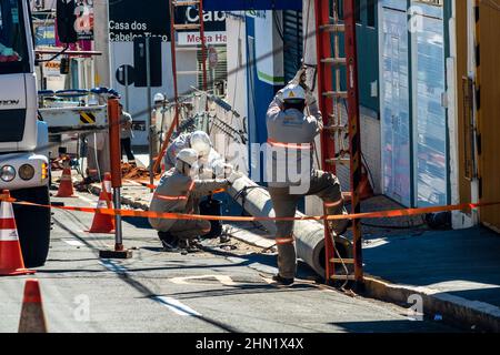 Marília, São Paulo, Brésil, 26 mai 2019 les travailleurs changent de poteau et maintiennent le réseau électrique dans une rue du centre-ville de Marília. Banque D'Images