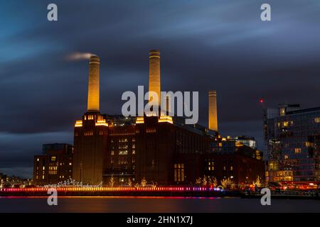 Une longue exposition de Battersea Power Station avec une cheminée à fumer au crépuscule avec le festival de lumière 2022 Banque D'Images