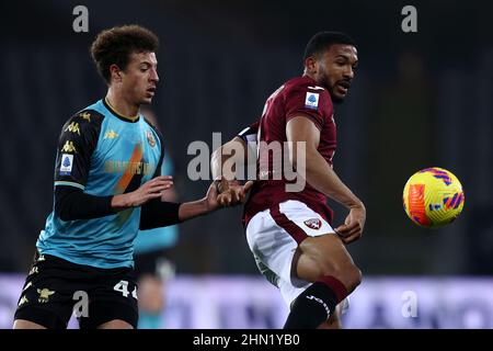 Turin, Italie. 12th févr. 2022. Gleison Bremer (Torino FC) est défié par Ethan Ampadu (Venezia FC) pendant le Torino FC vs Venezia FC, football italien série A match à Turin, Italie, février 12 2022 crédit: Independent photo Agency/Alamy Live News Banque D'Images