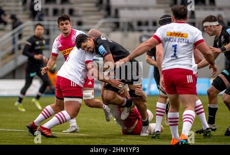 Londres, Royaume-Uni. 13th févr. 2022. Dom Morris de Saracens est attaqué par Simon Kerrod de Harlequins lors du match de rugby Gallagher Premiership entre Saracens et Harlequins au stade StoneX, Londres, Angleterre, le 13 février 2022. Photo de Phil Hutchinson. Utilisation éditoriale uniquement, licence requise pour une utilisation commerciale. Aucune utilisation dans les Paris, les jeux ou les publications d'un seul club/ligue/joueur. Crédit : UK Sports pics Ltd/Alay Live News Banque D'Images