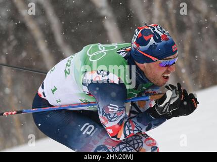 Zhangjiakou, province chinoise du Hebei. 13th févr. 2022. Paal Golberg, de Norvège, est en compétition pendant le relais de 4 x 10 km de ski de fond des Jeux Olympiques d'hiver de Beijing au Centre national de ski de fond de Zhangjiakou, dans la province du Hebei, au nord de la Chine, le 13 février 2022. Credit: Deng Hua/Xinhua/Alay Live News Banque D'Images