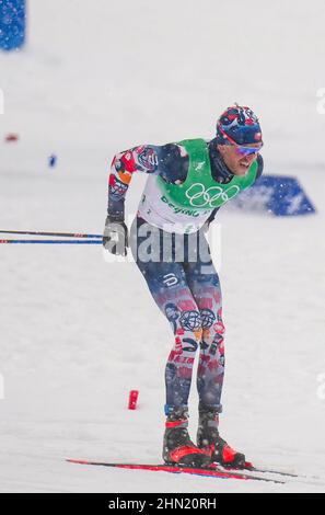 Zhangjiakou, province chinoise du Hebei. 13th févr. 2022. Paal Golberg, de Norvège, est en compétition pendant le relais de 4 x 10 km de ski de fond des Jeux Olympiques d'hiver de Beijing au Centre national de ski de fond de Zhangjiakou, dans la province du Hebei, au nord de la Chine, le 13 février 2022. Credit: Liu Chan/Xinhua/Alay Live News Banque D'Images