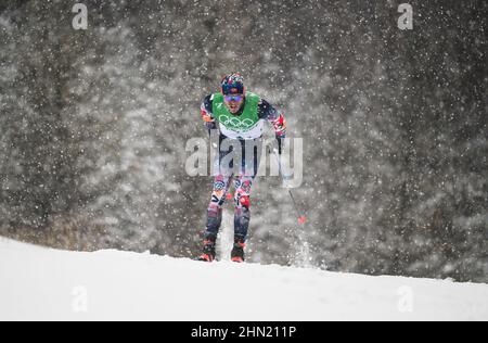 Zhangjiakou, province chinoise du Hebei. 13th févr. 2022. Paal Golberg, de Norvège, est en compétition pendant le relais de 4 x 10 km de ski de fond des Jeux Olympiques d'hiver de Beijing au Centre national de ski de fond de Zhangjiakou, dans la province du Hebei, au nord de la Chine, le 13 février 2022. Credit: Deng Hua/Xinhua/Alay Live News Banque D'Images