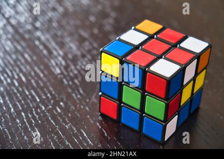 Cube Rubik coloré sur une table en bois Banque D'Images