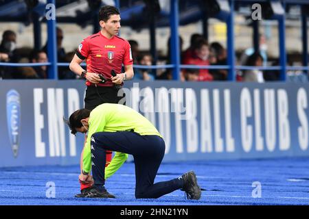 Empoli, Italie. 13th févr. 2022. Federico Dionisi (arbitre) blessé pendant le FC Empoli contre Cagliari Calcio, football italien série A match à Empoli, Italie, février 13 2022 crédit: Agence de photo indépendante/Alamy Live News Banque D'Images