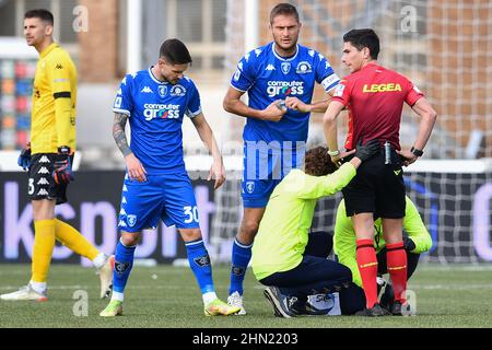 Empoli, Italie. 13th févr. 2022. Federico Dionisi (arbitre) blessé pendant le FC Empoli contre Cagliari Calcio, football italien série A match à Empoli, Italie, février 13 2022 crédit: Agence de photo indépendante/Alamy Live News Banque D'Images