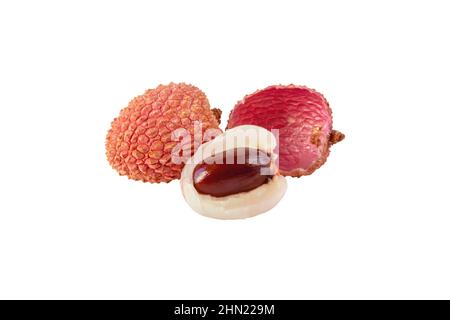 Deux fruits exotiques tropicaux lychee groupe de près isolé sur blanc. Litchi chinensis entier et épluché. Banque D'Images