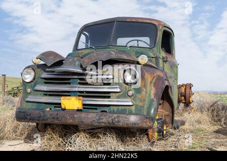 Lancaster, Californie : pick-up américain délabré du début des années 1950 montré dans le haut désert californien. Banque D'Images