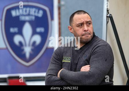 Willie Poching Head Coach de Wakefield Trinity regarde son équipe se réchauffer avant le match Banque D'Images