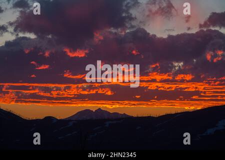 Stormy Sunset , pris de Dunraven Pass en regardant vers l'ouest à Mount Holmes, Yellowstone NP, Wyoming, USA Banque D'Images