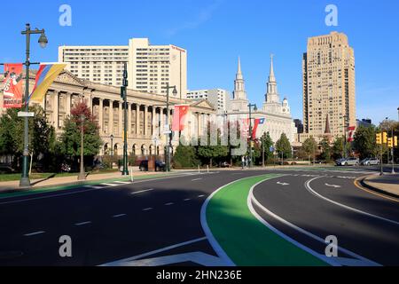 Logan Square avec Parkway Central Library la branche principale de la Free Library de Philadelphie et les tours de l'église de Jésus-Christ des Saints des derniers jours en arrière-plan.Philadelphie.Pennsylvania.USA Banque D'Images