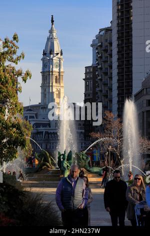 La Swann Memorial Fountain aka Fountain of the Three Rivers in Logan Square avec la tour de l'hôtel de ville de Philadelphie en arrière-plan.Philadelphia.Pennsylvania.USA Banque D'Images