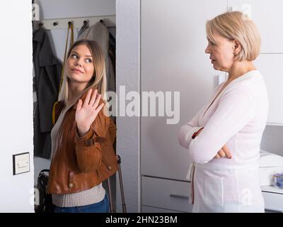 la fille quitte la maison des parents Banque D'Images