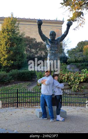 Touristes ayant des photos prises en face de la Statue des Rocheuses au Musée d'art de Philadelphie.Philadelphia.Pennsylvania.USA Banque D'Images