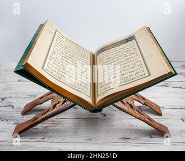 Istanbul, Turquie - 11 février 2022 ; Saint Coran et prière sur stand. Ouvert aux prières du Coran, aux prières musulmanes sur parquet dans la mosquée, dos sombre Banque D'Images