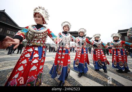 Danzhai, province chinoise du Guizhou. 13th févr. 2022. Les gens de Miao dansent en groupe ethnique dans la ville de Wanda, dans le comté de Danzhai, à Qiandongnan Miao, et dans la préfecture autonome de Dong, dans la province de Guizhou, au sud-ouest de la Chine, le 13 février 2022. Divers événements ont lieu dans toute la Chine pour célébrer le prochain festival Lantern. Credit: Huang Xiaohai/Xinhua/Alamy Live News Banque D'Images