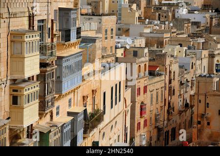 Vue d'époque sur les bâtiments typiques balcons de la Valette Banque D'Images