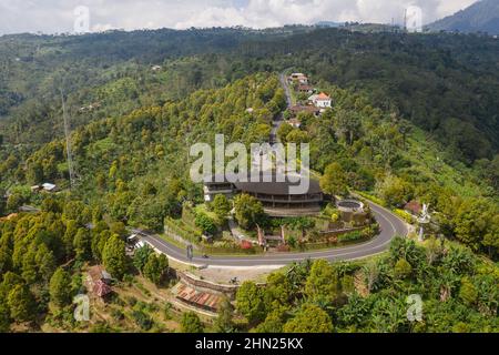 Vue spectaculaire sur la route de montagne entre Munduk et Bedugul dans les Highlands de Bali en Indonésie, en Asie du Sud-est Banque D'Images