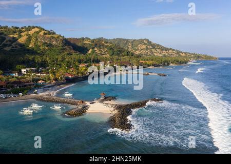 Vue aérienne spectaculaire de la côte de Candidasa et de la station balnéaire de l'est de Bali, par une journée ensoleillée en Indonésie Banque D'Images