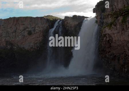 La cascade d'Orkhon, l'un des plus beaux sites de Mongolie centrale. Environ 25m en aval de la cascade, vous pouvez descendre jusqu'au fond de la gorge; 2 Banque D'Images