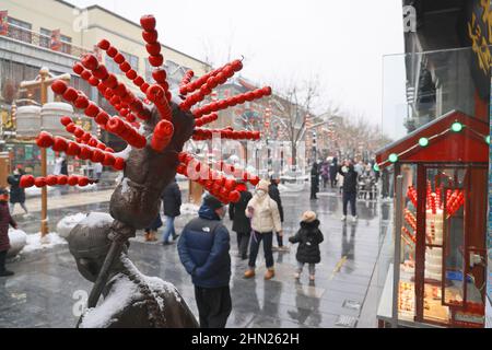 Pékin, Chine. 13th févr. 2022. Les gens visitent la rue Qianmen à Beijing, capitale de la Chine, le 13 février 2022. Une chute de neige a frappé Beijing dimanche. Credit: Xing Guangli/Xinhua/Alay Live News Banque D'Images