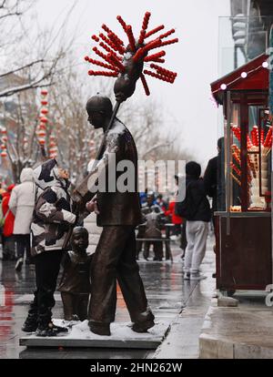 Pékin, Chine. 13th févr. 2022. Les gens visitent la rue Qianmen à Beijing, capitale de la Chine, le 13 février 2022. Une chute de neige a frappé Beijing dimanche. Credit: Xing Guangli/Xinhua/Alay Live News Banque D'Images