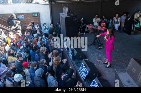 Austin, Texas, États-Unis, 13th février 2022. Le représentant américain ALEXANDRIA OCASIO-CORTEZ (AOC), (D-New York), s'adresse à plusieurs centaines de partisans lors d'un rassemblement de campagne pour le candidat Greg Casar (non présenté), une course progressive dans la primaire démocrate du Texas Congressional District 35 dans le centre du Texas. Crédit : Bob Daemmrich/Alay Live News Banque D'Images