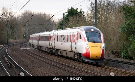 HATFIELD, HERTFORDSHIRE, ROYAUME-UNI. 12 FÉVRIER 2022. London North Eastern Railway (LNER) Azuma 801220, Kings Cross à Leeds service. Image de Richard Holmes Banque D'Images