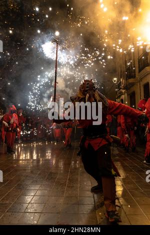 Valence, Espagne - 11 février 2022 : un homme habillé comme un diable avec un sparkler dans sa main pendant le festival traditionnel espagnol, appelé Correfoc Banque D'Images