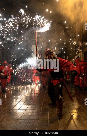 Valence, Espagne - 11 février 2022 : un homme habillé comme un diable avec un sparkler dans sa main pendant le festival traditionnel espagnol, appelé Correfoc Banque D'Images