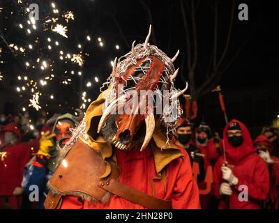 Valencia, Espagne - 11 février, 2022: Homme avec un masque de démon regardant la caméra dans le festival traditionnel espagnol, appelé Correfoc Banque D'Images