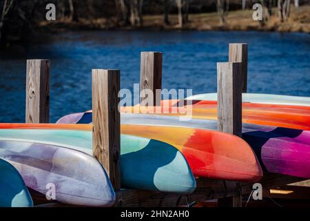 Une photo d'un rack coloré de canoës par le lac Fairfax à Reston, va prise avec un téléobjectif. Banque D'Images