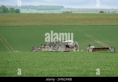 Char de récupération mécanisé Warrior FV512 de l'armée britannique en action dans le cadre d'un exercice militaire, Salisbury Plain, Wiltshire, Royaume-Uni Banque D'Images