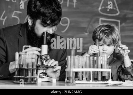 Professeur et garçon en laboratoire chimique. Étudier la chimie et la biologie. Exemple personnel et inspiration. Étudier est intéressant. Études éducatives Banque D'Images