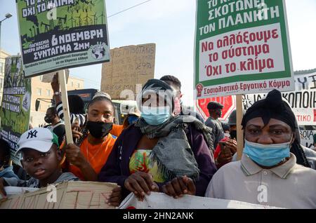 Les réfugiés protestent à Athènes en refusant de vivre dans les camps de réfugiés grecs et de demander des avantages de l'État et des appartements gratuits dans les villes. Banque D'Images