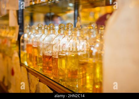 Bouteilles de parfum de verre à base d'huiles sur le marché de Bazar. Arôme, parfum huiles essentielles dans des récipients en verre. Banque D'Images