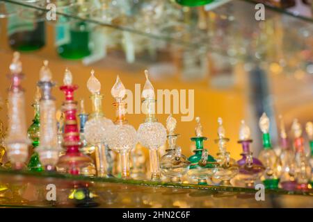 Bouteilles de parfum de verre à base d'huiles sur le marché de Bazar. Arôme, parfum huiles essentielles dans des récipients en verre. Banque D'Images