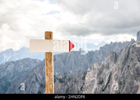 Gros plan d'un panneau directionnel vierge le long d'un chemin de montagne de haute altitude. Copier l'espace. Banque D'Images