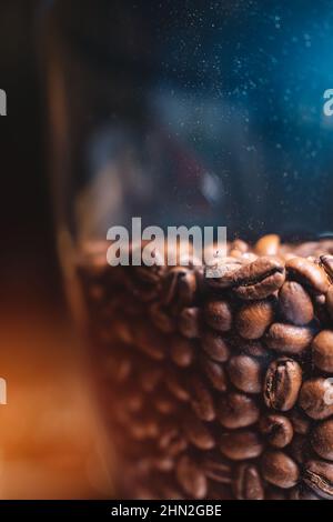 grains de café frais arabica ou robusta bruns en verre dans le café Banque D'Images