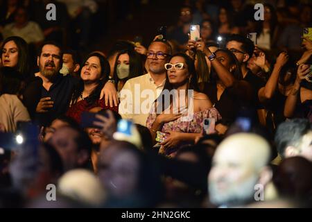 MIAMI, FL - FÉVRIER 12: Ambiance des fans pendant le Gilberto Santa Rosa: 'Camínalo Tour' concert au James L. Knight Centre le 12 février 2022 à Miami, Floride. (Photo de JL/Sipa USA) crédit: SIPA USA/Alay Live News Banque D'Images