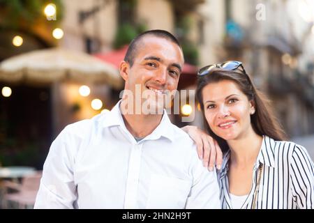 Un jeune couple se promenant dans les rues ensoleillées de la ville Banque D'Images