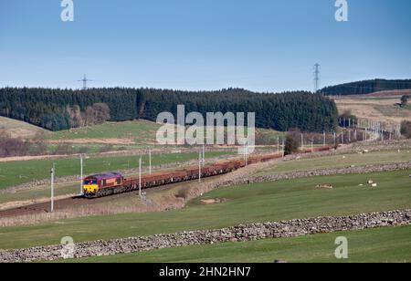 DB CARGO / EWS classe 66 diesel locomotive66200 dans la campagne de Cumbrian sur la ligne principale électrifiée de la côte ouest avec train de fret. Banque D'Images