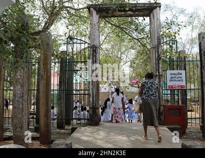 Les adorateurs bouddhistes à l'entrée du Temple sacré de l'arbre de Bodhi au Sri Lanka Banque D'Images